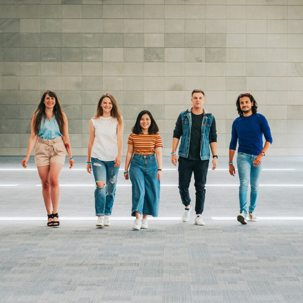 Grupa idących studentów
