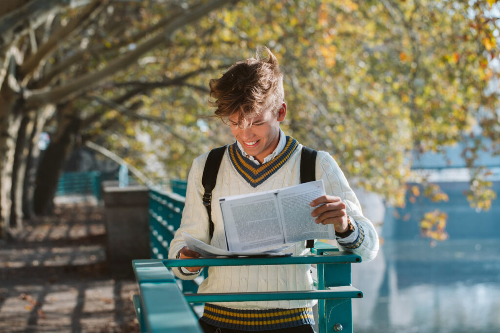 zdjęcie studenta trzymającego książkę