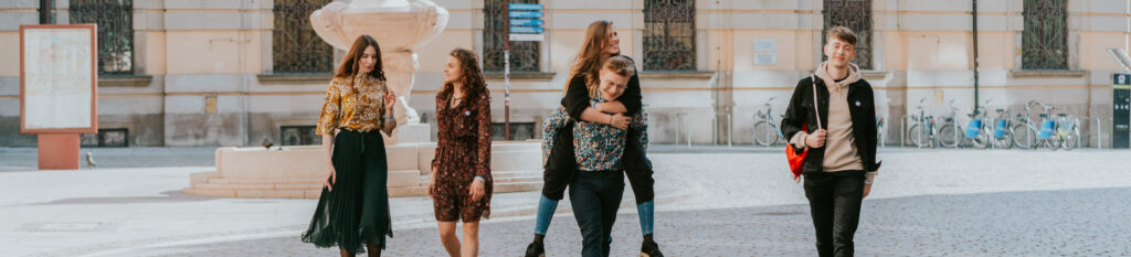 Grupa studentów na tle pomnika