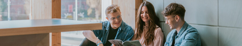 Studenci czytający czasopismo
