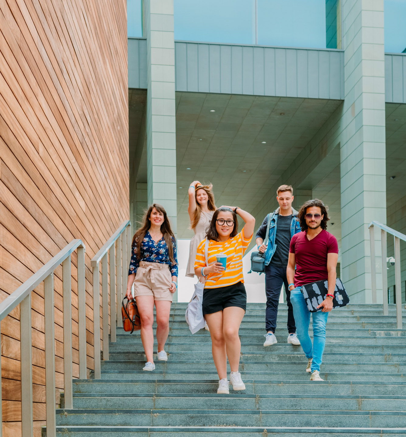 zdjęcie studentów na schodach